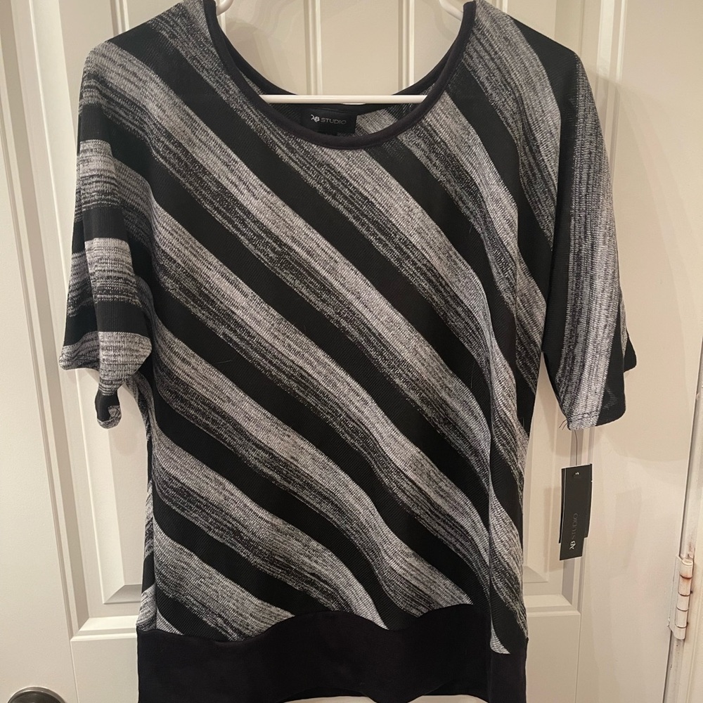 NEW AB Studio Black and Gray Diagonal Stripe Short Sleeve Top - size large NWT